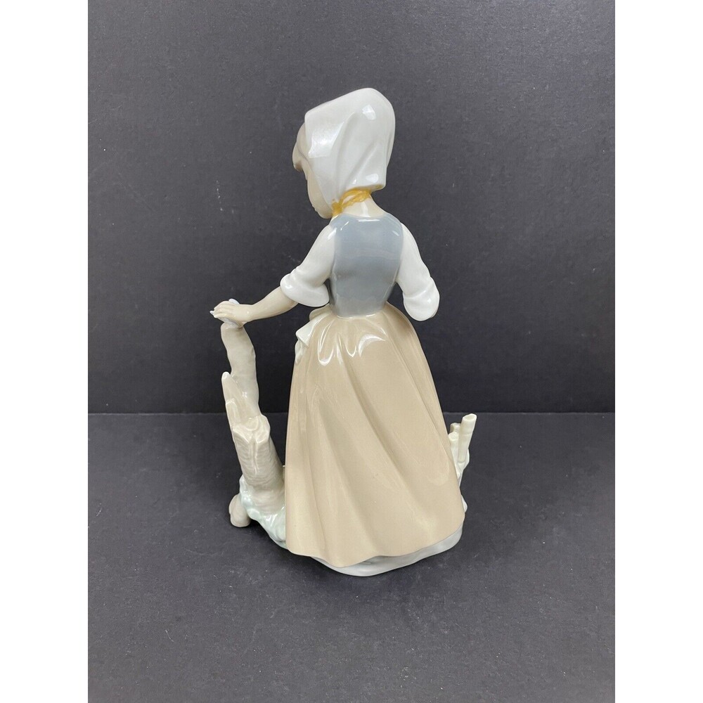 Lladro Figurines Retired 00181 'Girl With Butterfly *repair On Neck See Photos - Picture 4 of 7